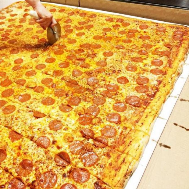 пассажир сделал день таксиста незабываемым, взял таксиста с собой в парк, таксист в парк Ferrari World