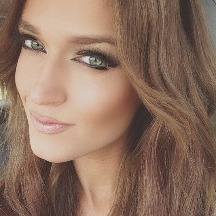 девушка превращается в звёзд при помощи макияжа, Ребека Свифт