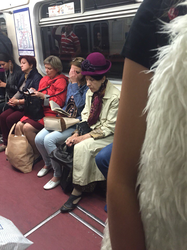 мода петербургского метро, мода метро, модники в транспорте, странные пассажиры метро 