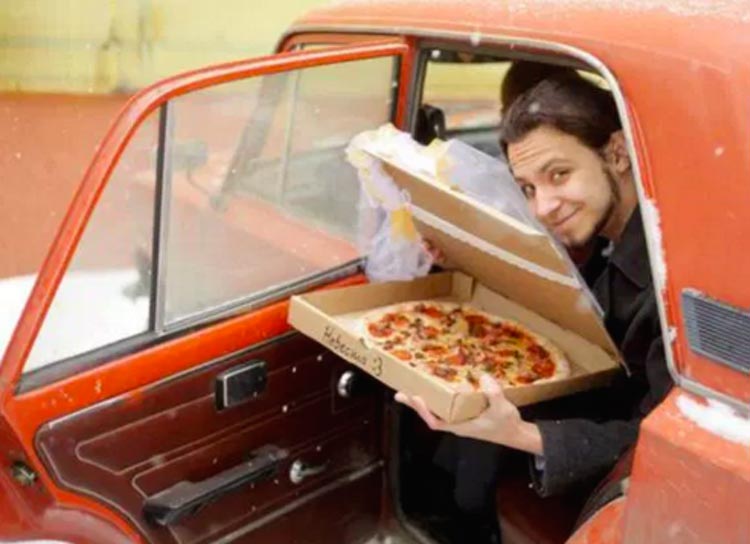 Русский парень женился на пицце, и на это у него были весьма логичные причины парень женился на пицце, русский парень женился на пицце, женился на пицце Томск