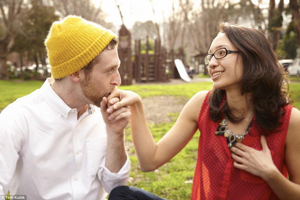 Как выглядит публичное проявление чувств глазами окружающих