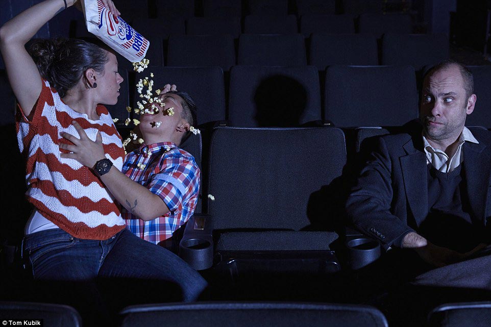 Как выглядит публичное проявление чувств глазами окружающих