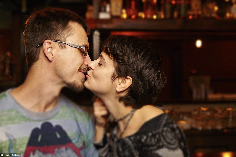 Как выглядит публичное проявление чувств глазами окружающих