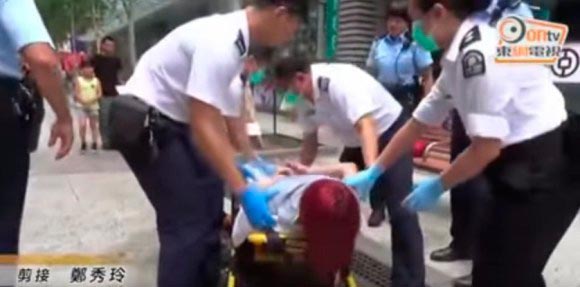 китаянка истерика посреди улицы, китаянка бросил парень по смс, девушка истерика посреди улицы