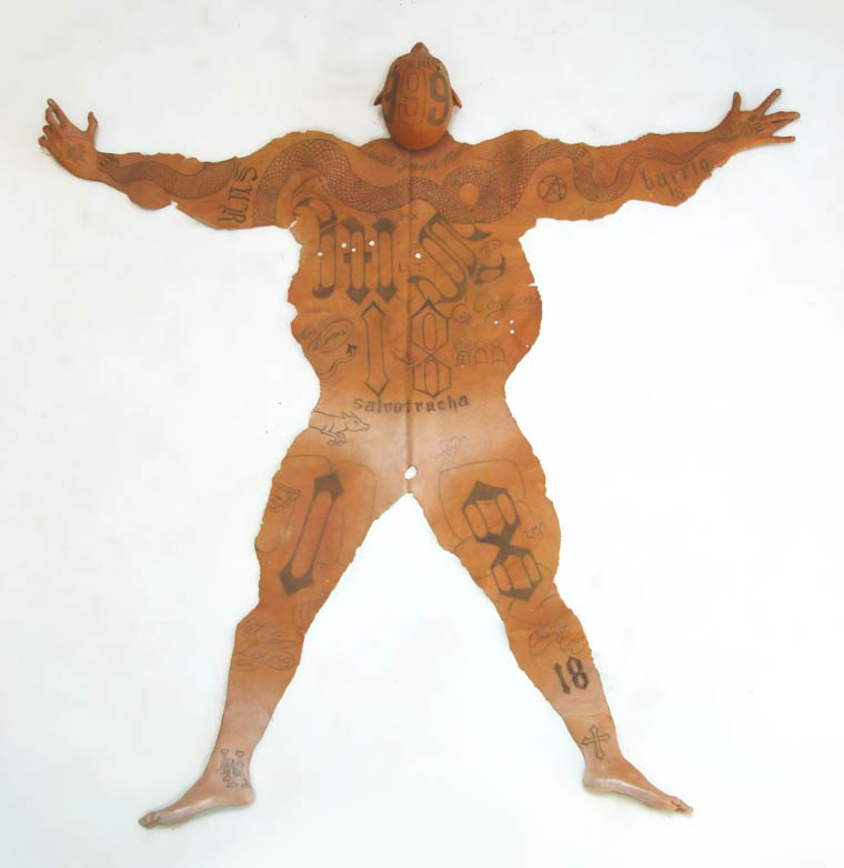 Современный зверь: художник превратил татуированных бандитов в кожаные ковры современный зверь, ковры из людей, человеческие ковры, Of Genuine Contemporary Beast, Ренато Гарса Сервера, Renato Garza Cervera, Мара Сальватруча, Mara Salvatr