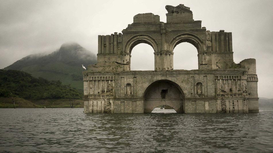 Забытая затопленная 450-летняя церковь в Мексике появилась над поверхностью воды из-за засухи затопленная церковь в Мексике, затопленная церковь над водой, затопленная мексиканская церковь