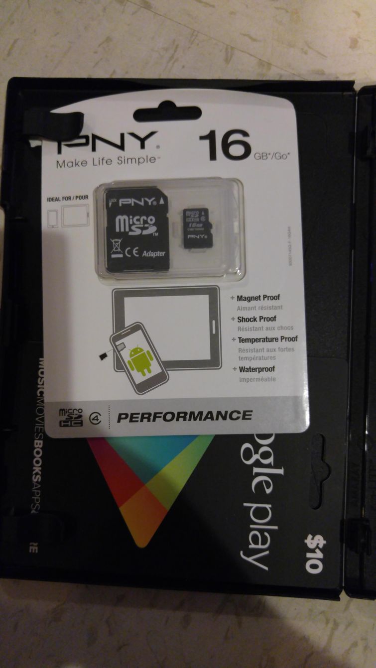 Парень так сильно упаковал маленький подарок, что его брату понадобится целый день, чтобы его распаковать сильно упаковал подарок, упаковал подарок распаковывать целый день, необычная упаковка подарка