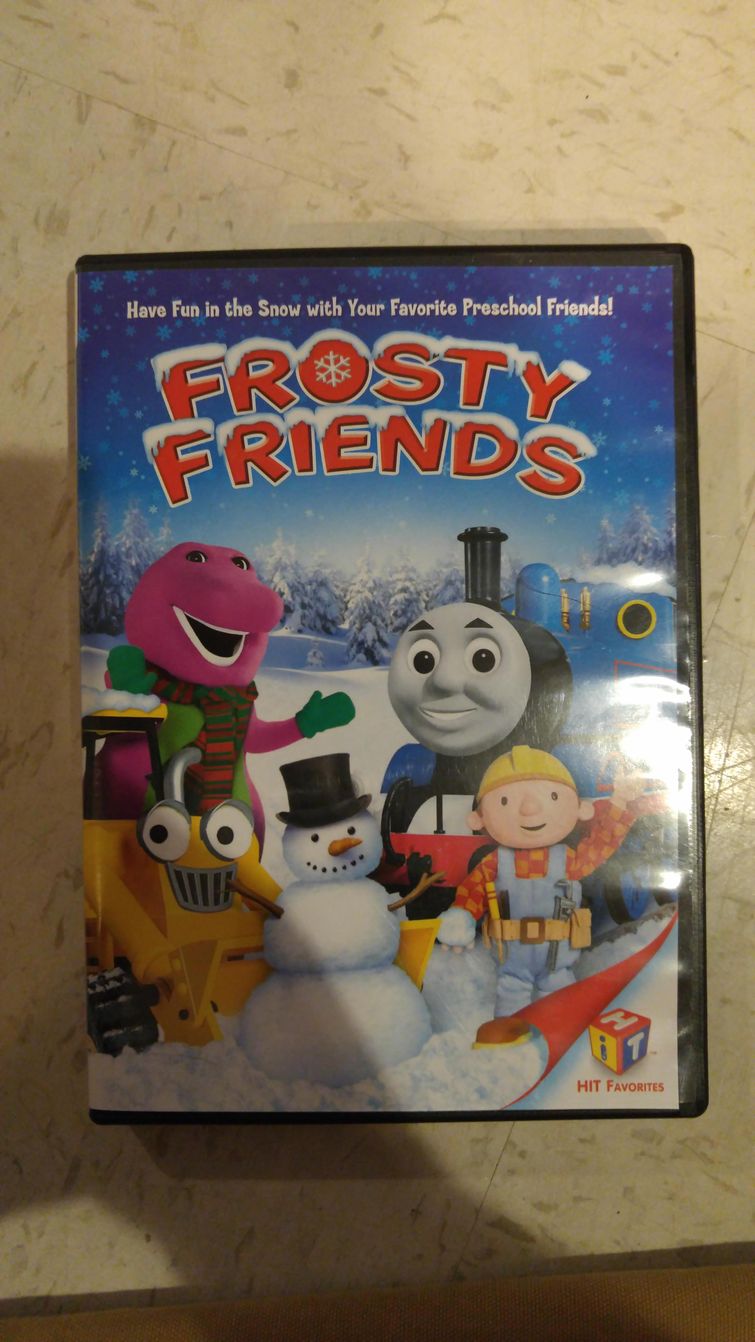 Парень так сильно упаковал маленький подарок, что его брату понадобится целый день, чтобы его распаковать сильно упаковал подарок, упаковал подарок распаковывать целый день, необычная упаковка подарка