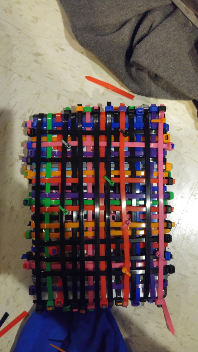 Парень так сильно упаковал маленький подарок, что его брату понадобится целый день, чтобы его распаковать сильно упаковал подарок, упаковал подарок распаковывать целый день, необычная упаковка подарка