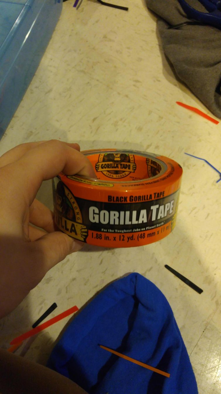 Парень так сильно упаковал маленький подарок, что его брату понадобится целый день, чтобы его распаковать сильно упаковал подарок, упаковал подарок распаковывать целый день, необычная упаковка подарка