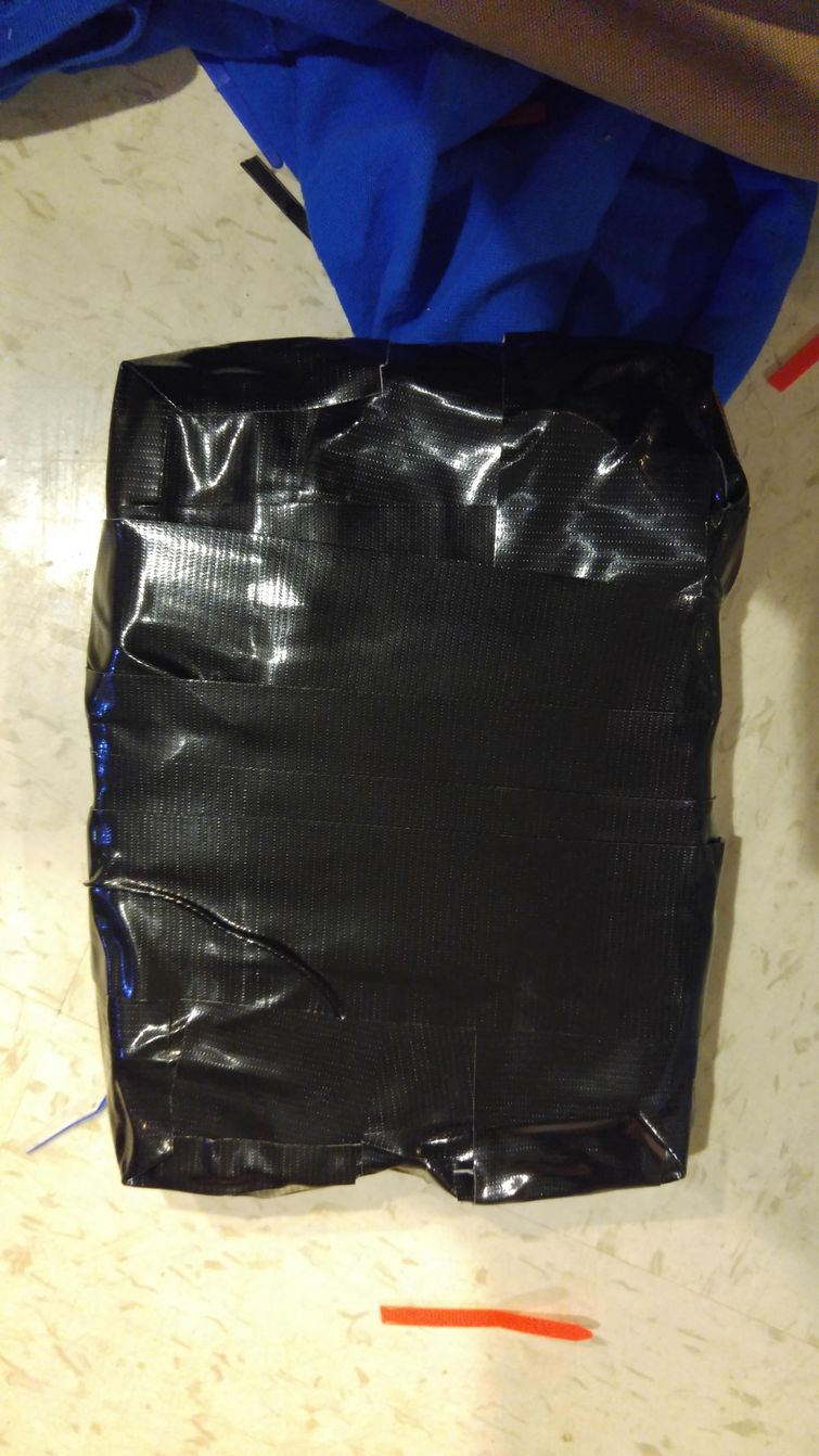 Парень так сильно упаковал маленький подарок, что его брату понадобится целый день, чтобы его распаковать сильно упаковал подарок, упаковал подарок распаковывать целый день, необычная упаковка подарка