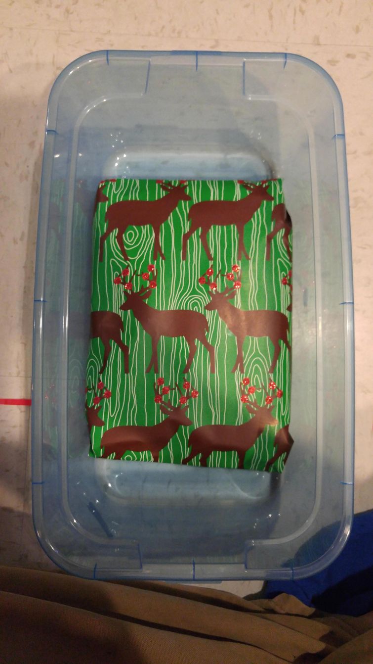 Парень так сильно упаковал маленький подарок, что его брату понадобится целый день, чтобы его распаковать сильно упаковал подарок, упаковал подарок распаковывать целый день, необычная упаковка подарка