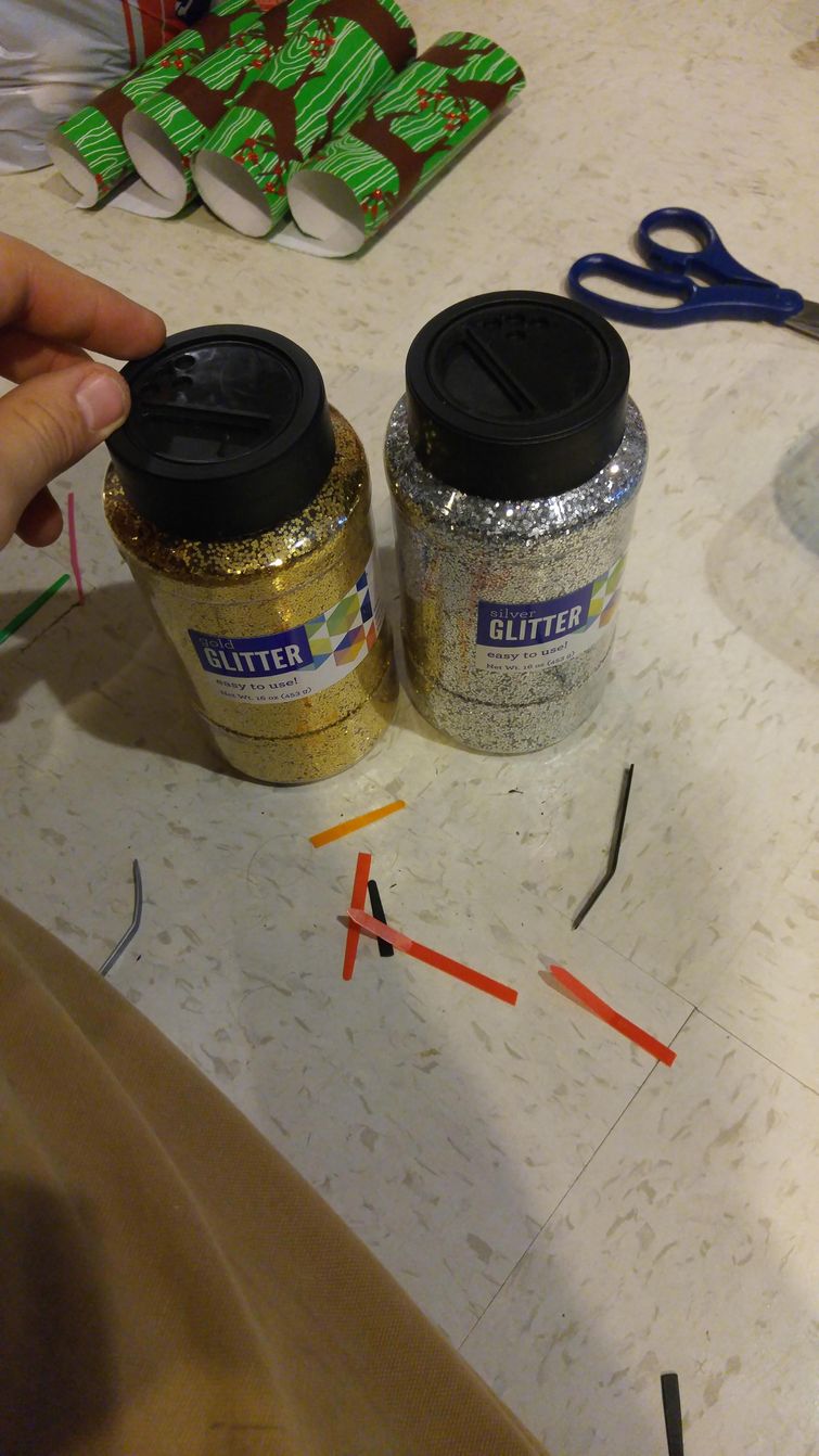 Парень так сильно упаковал маленький подарок, что его брату понадобится целый день, чтобы его распаковать сильно упаковал подарок, упаковал подарок распаковывать целый день, необычная упаковка подарка