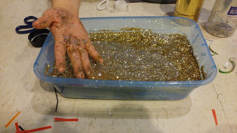 Парень так сильно упаковал маленький подарок, что его брату понадобится целый день, чтобы его распаковать сильно упаковал подарок, упаковал подарок распаковывать целый день, необычная упаковка подарка