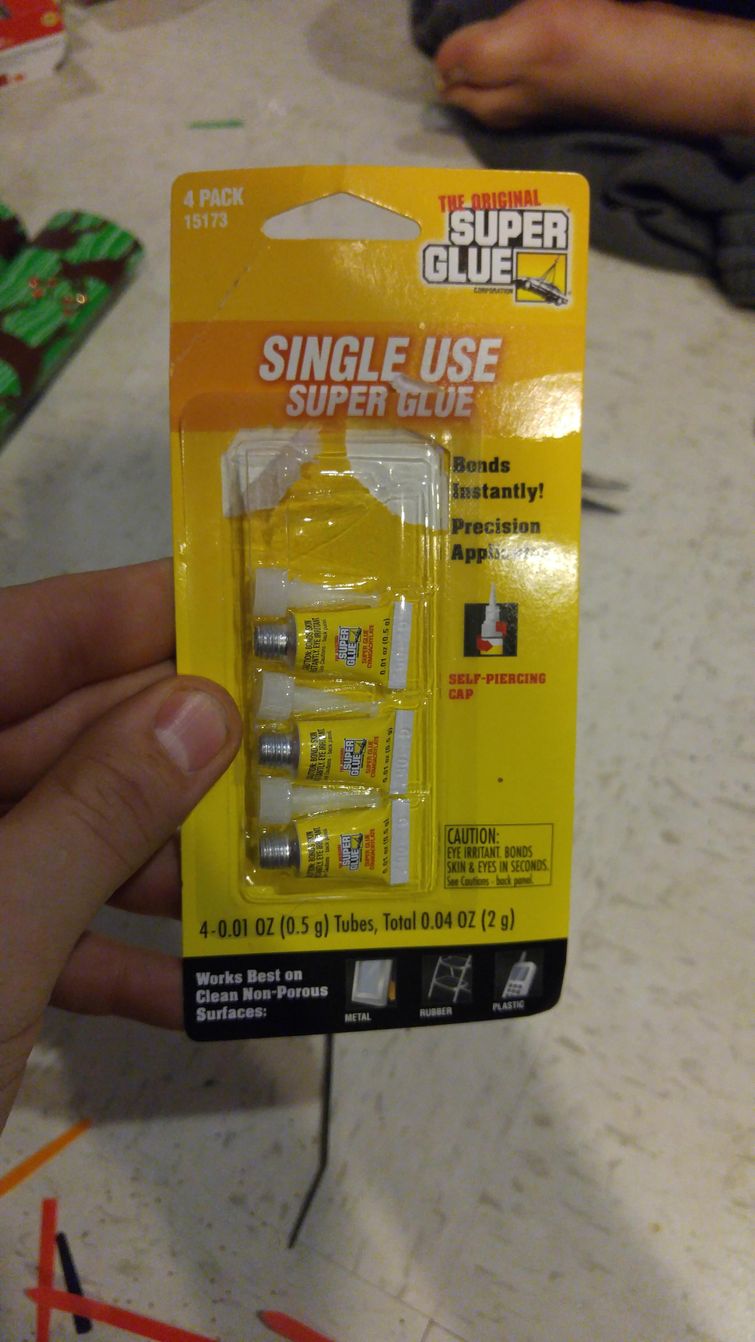 Парень так сильно упаковал маленький подарок, что его брату понадобится целый день, чтобы его распаковать сильно упаковал подарок, упаковал подарок распаковывать целый день, необычная упаковка подарка