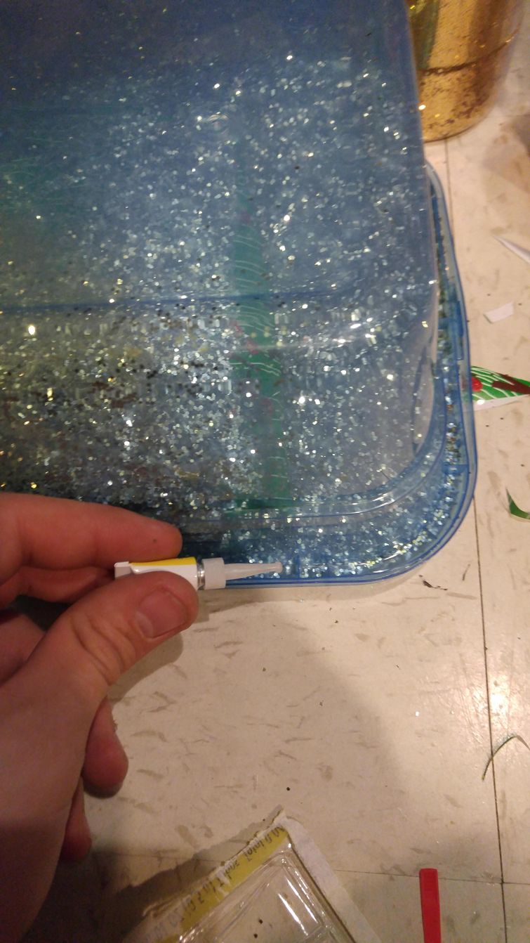 Парень так сильно упаковал маленький подарок, что его брату понадобится целый день, чтобы его распаковать сильно упаковал подарок, упаковал подарок распаковывать целый день, необычная упаковка подарка