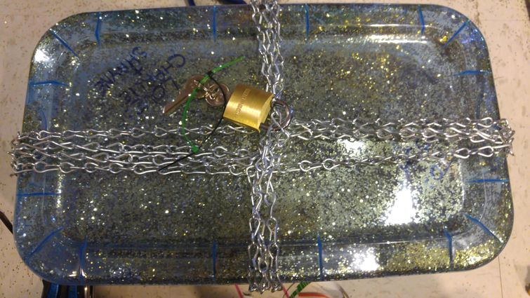 Парень так сильно упаковал маленький подарок, что его брату понадобится целый день, чтобы его распаковать сильно упаковал подарок, упаковал подарок распаковывать целый день, необычная упаковка подарка