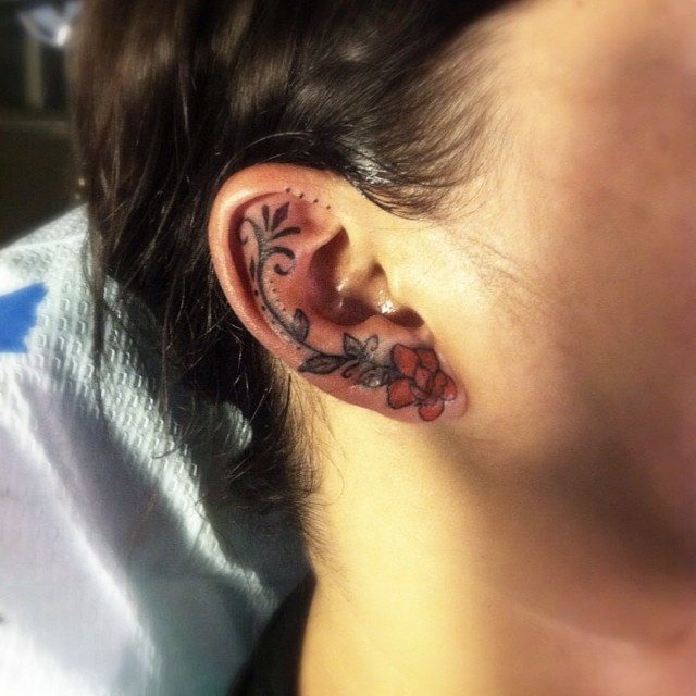татуировки на ушах, тату на ушах
