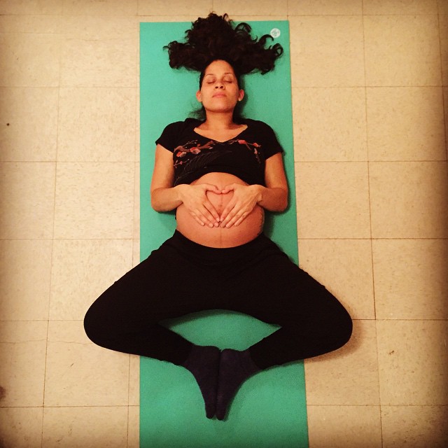 Беременные и гибкие, беременные любительницы йоги, беременность йога 