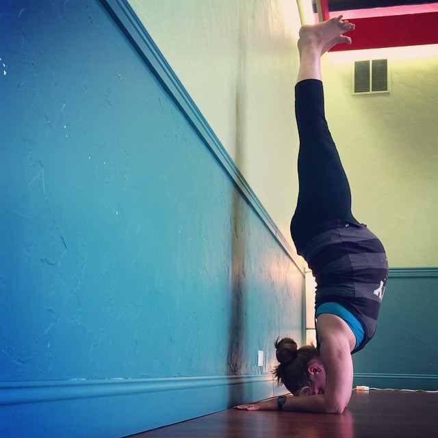 Беременные и гибкие, беременные любительницы йоги, беременность йога 