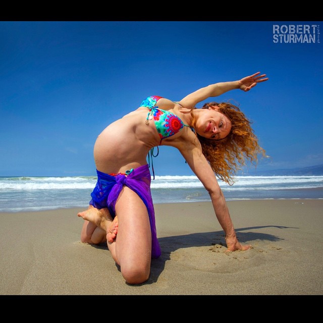 Беременные и гибкие, беременные любительницы йоги, беременность йога 