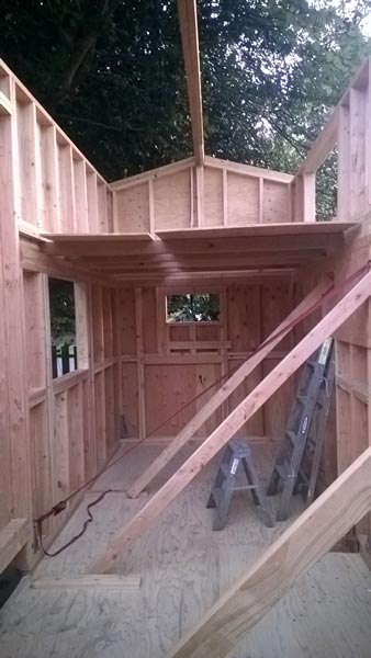 женщина построила дом на колесах, крошечный дом на колесах, внутри дома на колесах