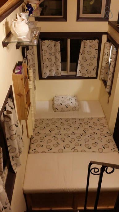 женщина построила дом на колесах, крошечный дом на колесах, внутри дома на колесах