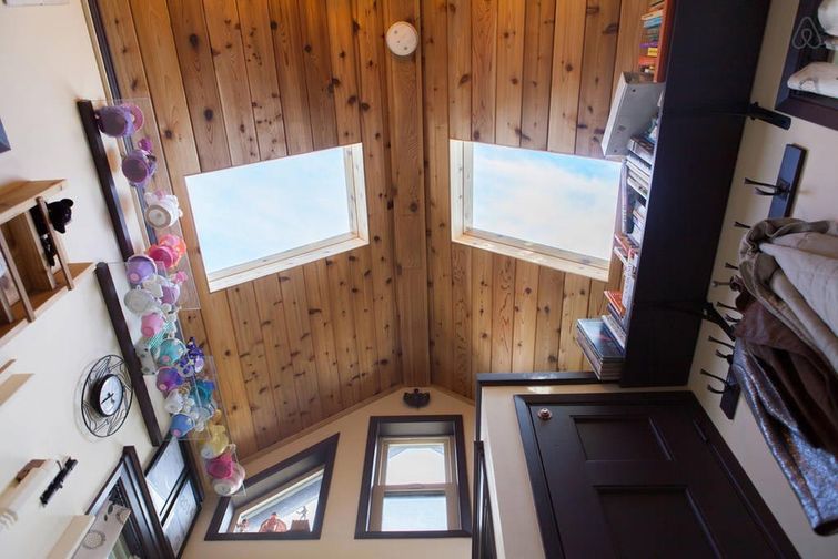 женщина построила дом на колесах, крошечный дом на колесах, внутри дома на колесах