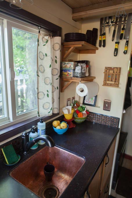 женщина построила дом на колесах, крошечный дом на колесах, внутри дома на колесах