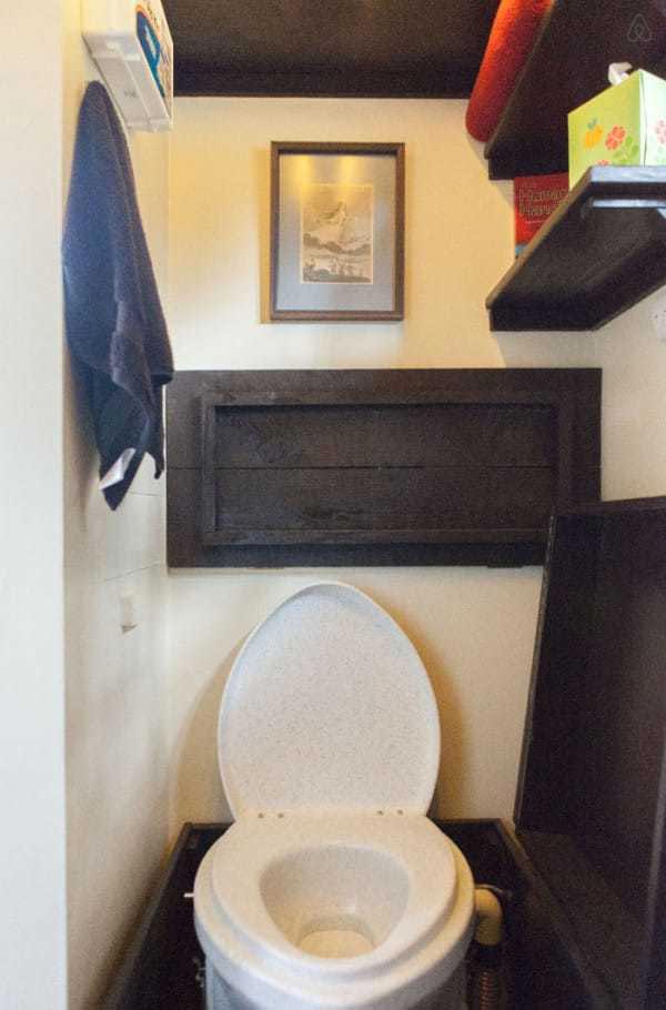 женщина построила дом на колесах, крошечный дом на колесах, внутри дома на колесах