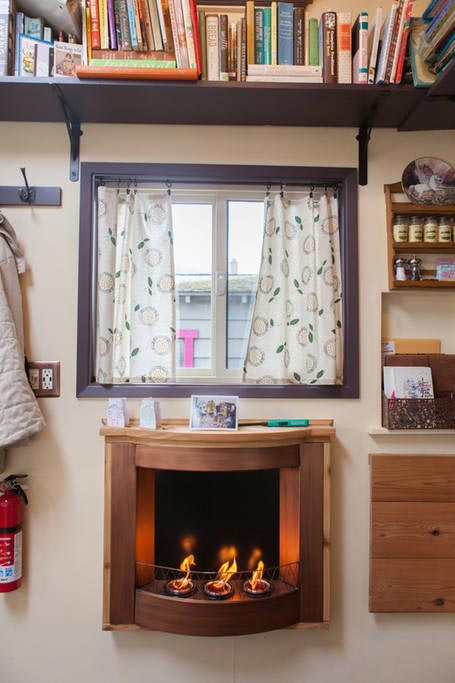 женщина построила дом на колесах, крошечный дом на колесах, внутри дома на колесах