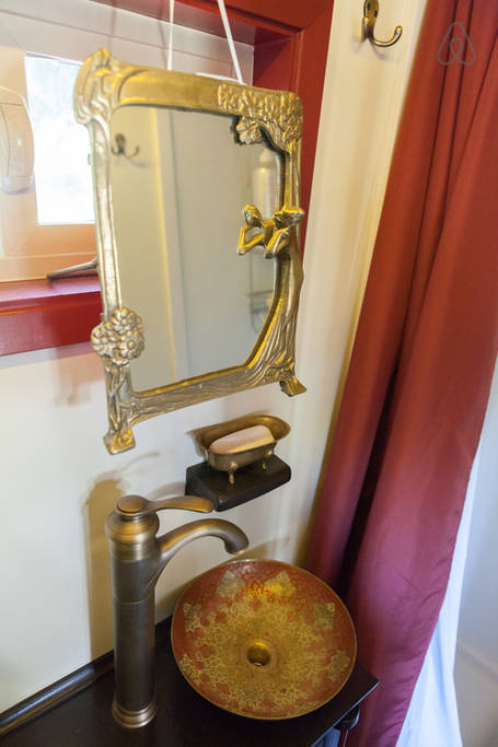 женщина построила дом на колесах, крошечный дом на колесах, внутри дома на колесах