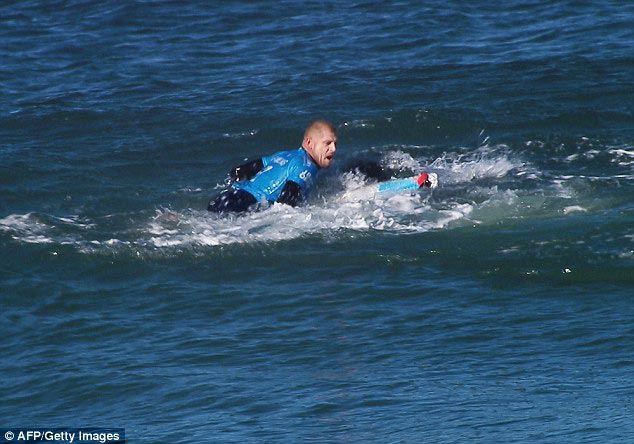 акула напала на сёрфера в прямом эфире, акула напала на сёрфера, Мик Фэннинг, Mick Fanning, акула напала J-Bay 2015
