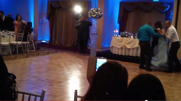 жених ударил невесту по голове, жених ударил невесту ногой, жених ударил невесту танец, свадебный танец ударил невесту