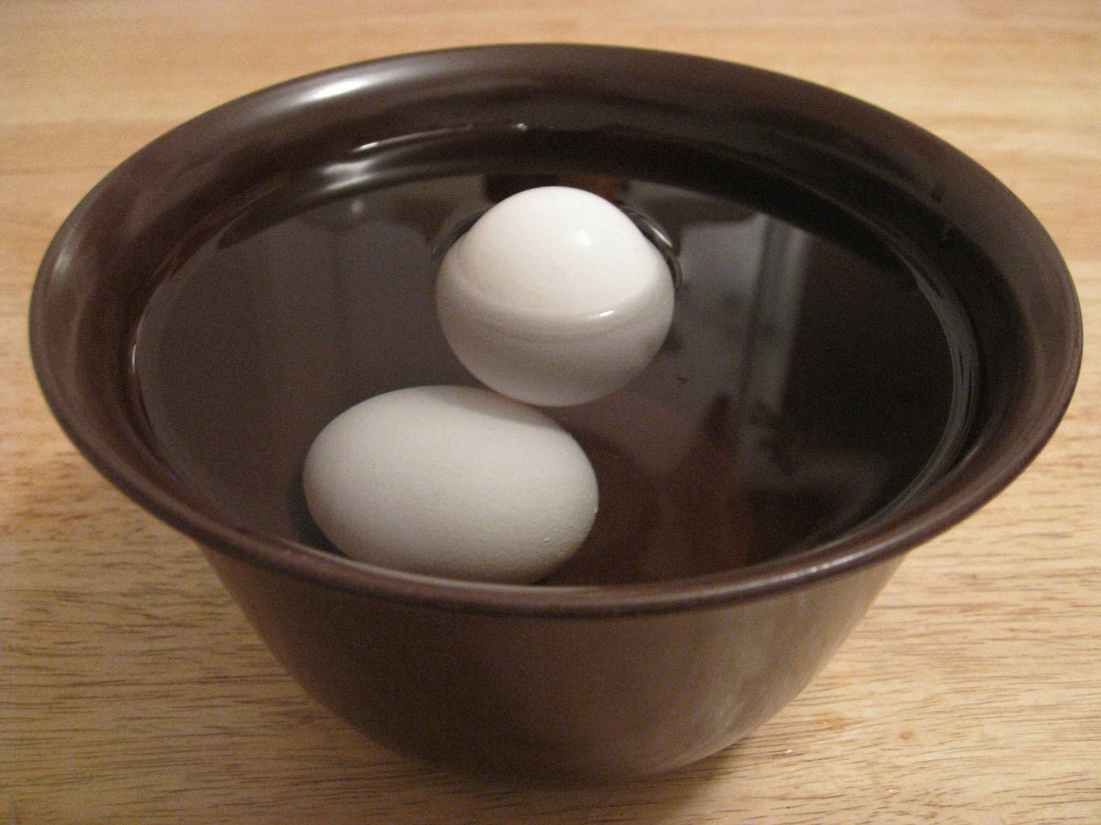 Сварить яйца в холодной воде. Яйцо всплывает. Куриные яйца в воде. Если яйцо плавает в воде. Вареное яйцо плавает.