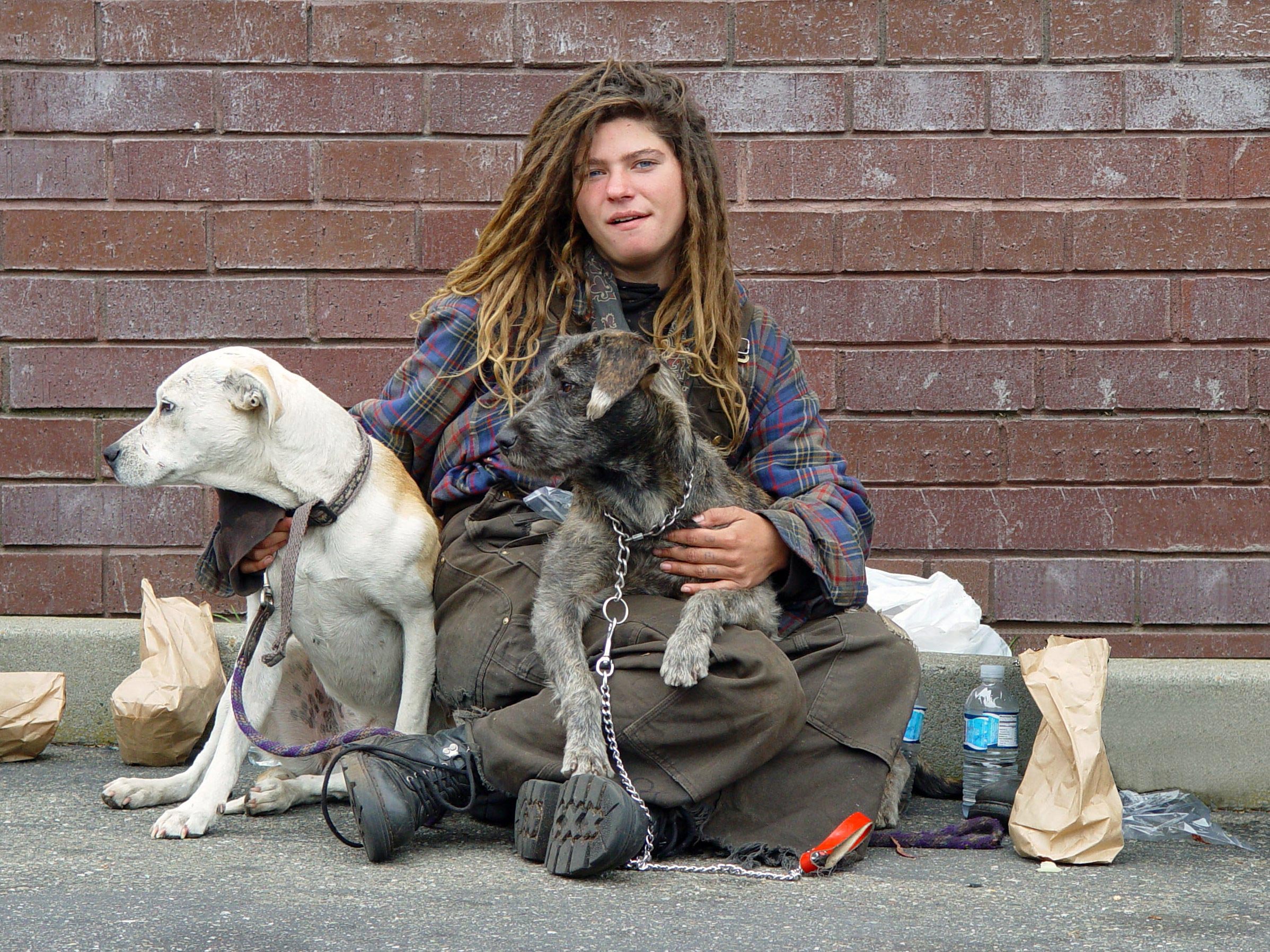 Woman 3 dog. Бездомные молодые женщины.