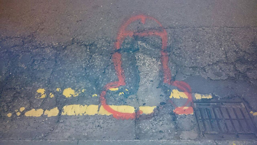 художник рисует пeниcы на дорожных выбоинах, Wanksy 