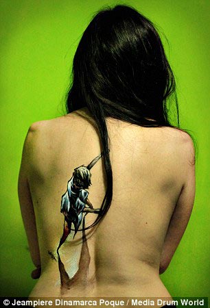 Жампьере Динамарка Поке, Jeampiere Dinamarca Poque, боди-арт разрывающий женские тела, боди-арт женщины разрывают тела