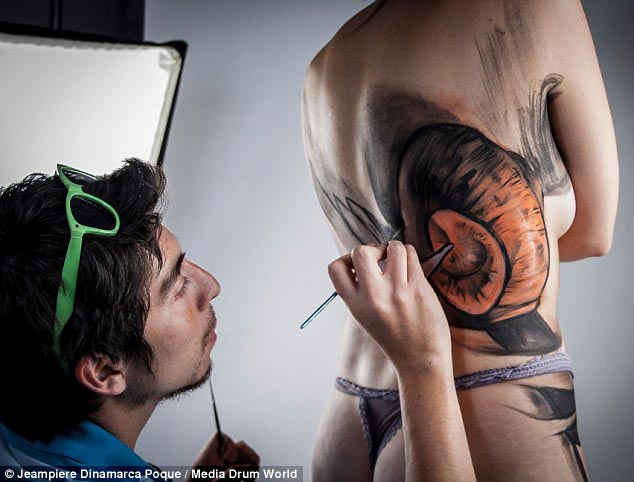 Жампьере Динамарка Поке, Jeampiere Dinamarca Poque, боди-арт разрывающий женские тела, боди-арт женщины разрывают тела