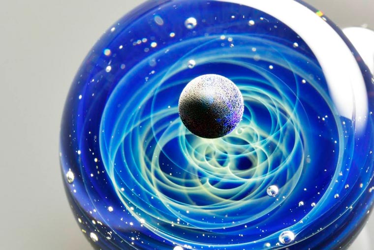 стеклянные вселенные, вселенные внутри стеклянных шаров, Сатоши Томизу, Satoshi Tomizu