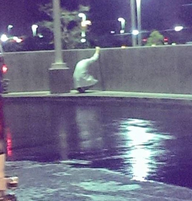 фото убитого горем врача, врач после того как пациент скончался, врач на корточках, врач после смерти пациента