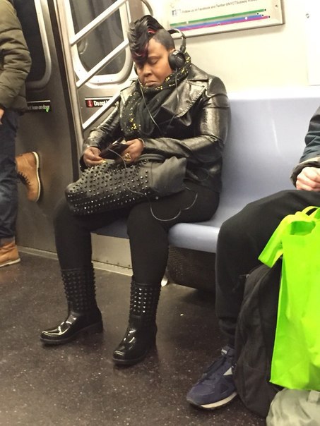 мода петербургского метро, мода метро, модники в транспорте, странные пассажиры метро 