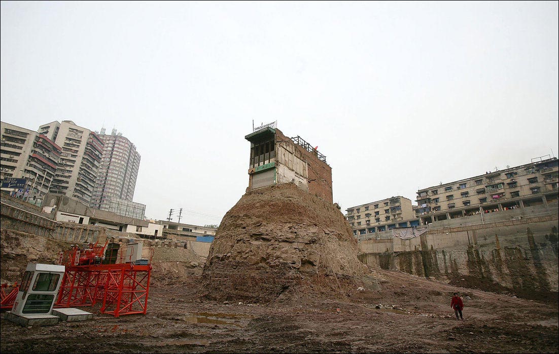 китайцы отказались сносить дом, китайские домовладельцы отказались сносить дом, не сносят дом в китае