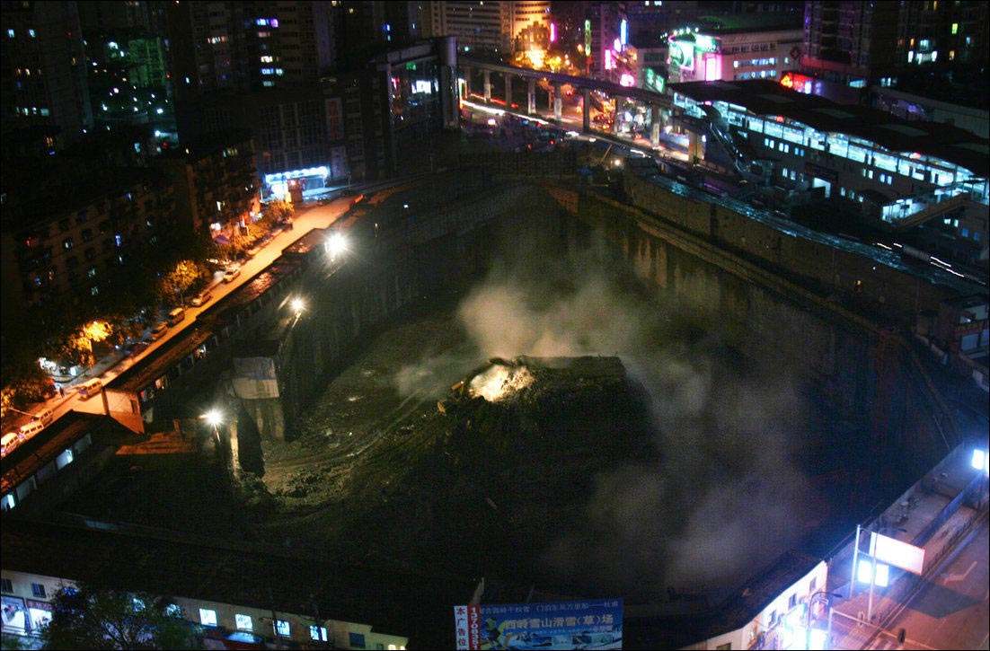 китайцы отказались сносить дом, китайские домовладельцы отказались сносить дом, не сносят дом в китае