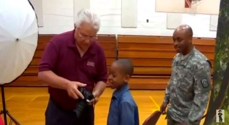 Джеймс Басс, James Bass, отец вернулся из армии зафотобомбил сына, отец зафотобомбил сына на школьной фотогарфии, папа сделал сыну сюрприз школьная фотография