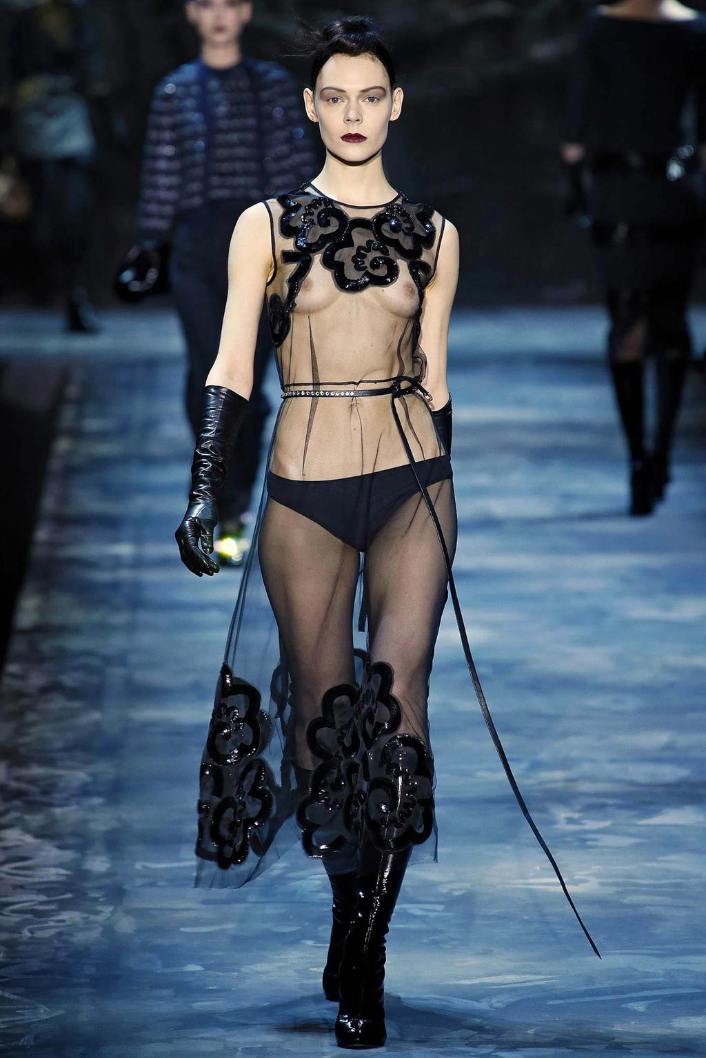 «Голые» платья звёзд Голливуда и их история появления на красной ковровой дорожке «Голые» платья, откровенные платья звёзд