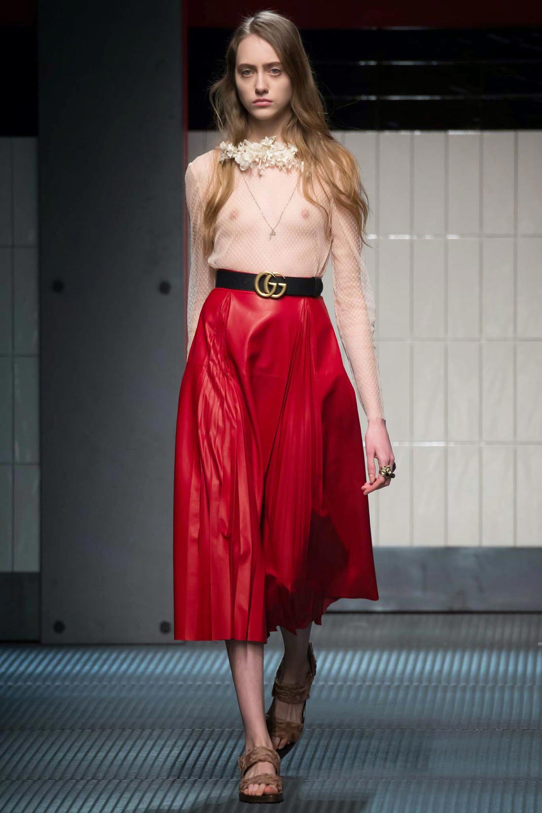 «Голые» платья звёзд Голливуда и их история появления на красной ковровой дорожке «Голые» платья, откровенные платья звёзд