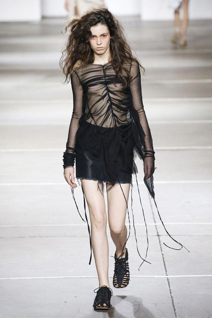 «Голые» платья звёзд Голливуда и их история появления на красной ковровой дорожке «Голые» платья, откровенные платья звёзд