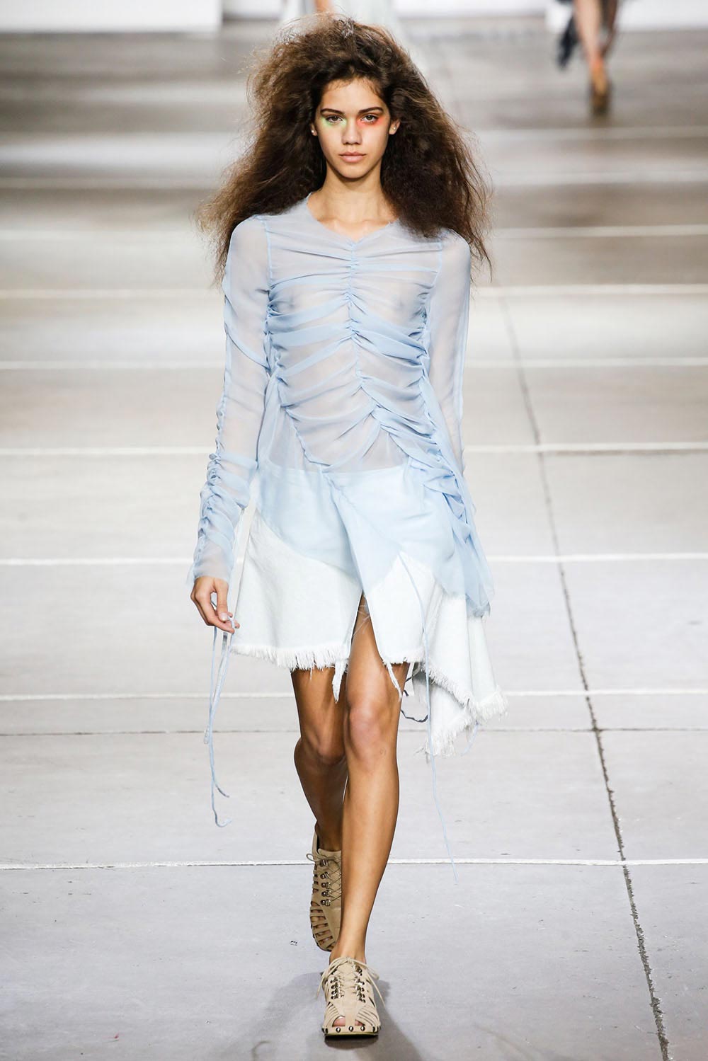 «Голые» платья звёзд Голливуда и их история появления на красной ковровой дорожке «Голые» платья, откровенные платья звёзд