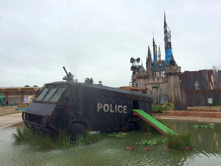 парк Dismaland, Дисмалэнд, парк от Бэнкси, парк Banksy, кошмарная версия Диснейленда,